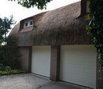 De later gerealiseerde uitbouw met garages
<br/>
Richard Keijzer, 2014-08-07